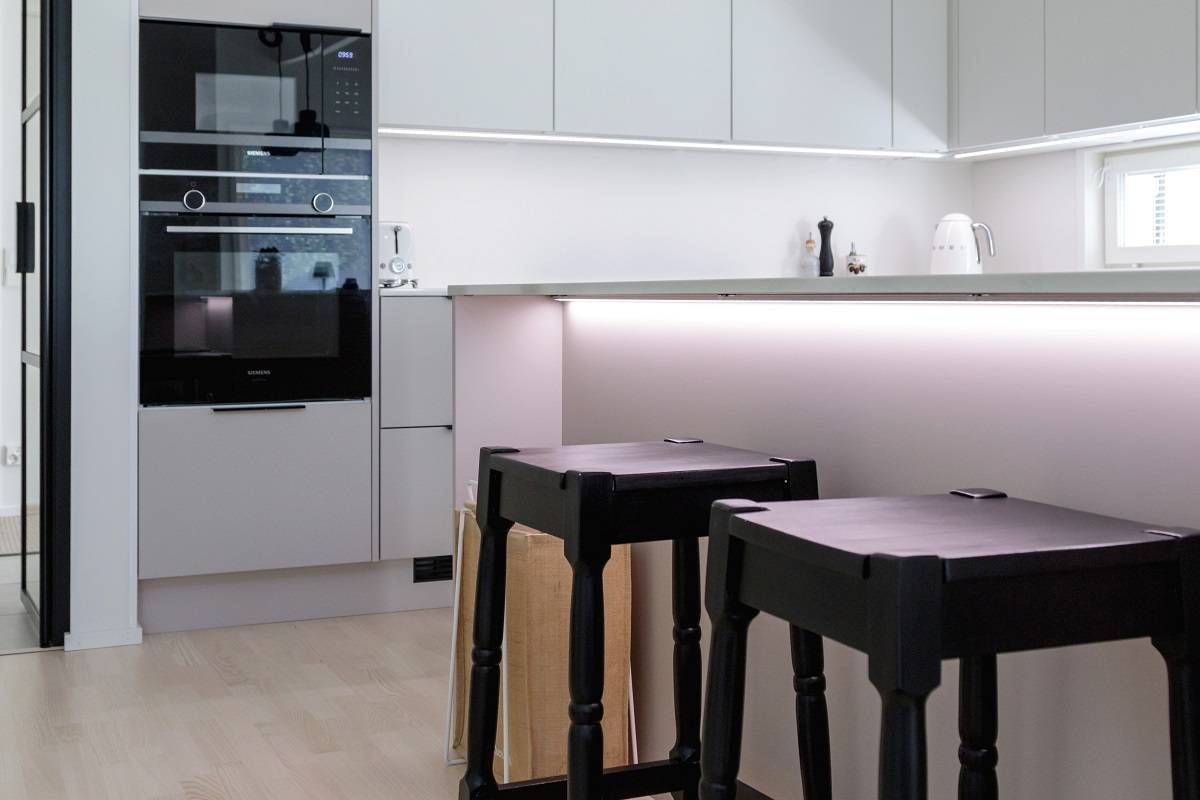 La tira de luz LED bajo el tablero de la mesa de la isla de la cocina es un bonito efecto de luz que crea ambiente © LedStore.fi
